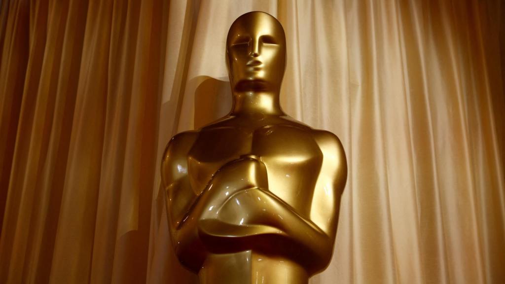 Preparación de la estatuilla de los Premios Óscar 2024.