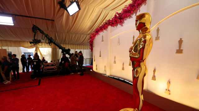 Preparativos de la alfombra roja de los Óscar 2024 en Los Ángeles.