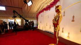 Preparativos de la alfombra roja de los Óscar 2024 en Los Ángeles.