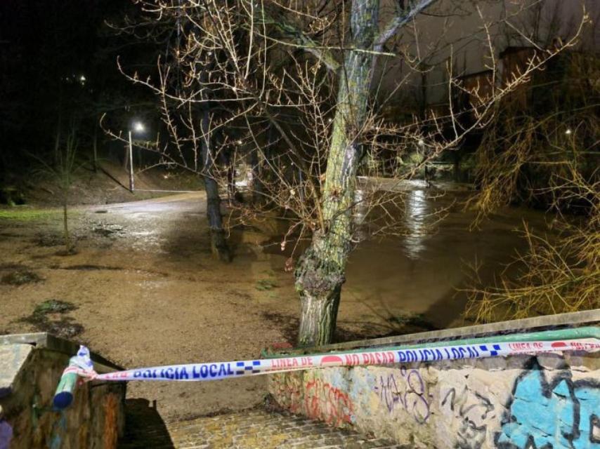 Cierran los accesos a la ribera del Júcar en Cuenca por la crecida del río. Foto: Ayuntamiento de Cuenca