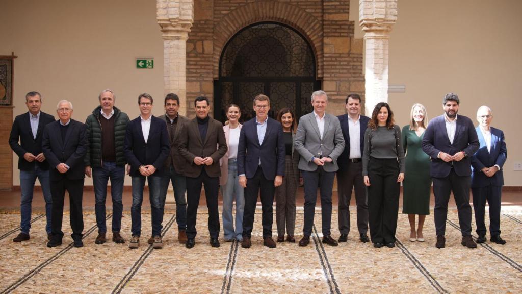 La imagen de familia de Alberto Núñez Feijóo, junto a sus barones autonómicos del PP, entre ellos, Fernando López Miras.