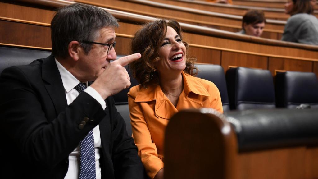 El portavoz del PSOE en el Congreso, Patxi López, y la vicepresidenta primera del Gobierno y ministra de Hacienda, María Jesús Montero, durante  el pleno del Congreso de los Diputados del 29 de febrero de 2024.