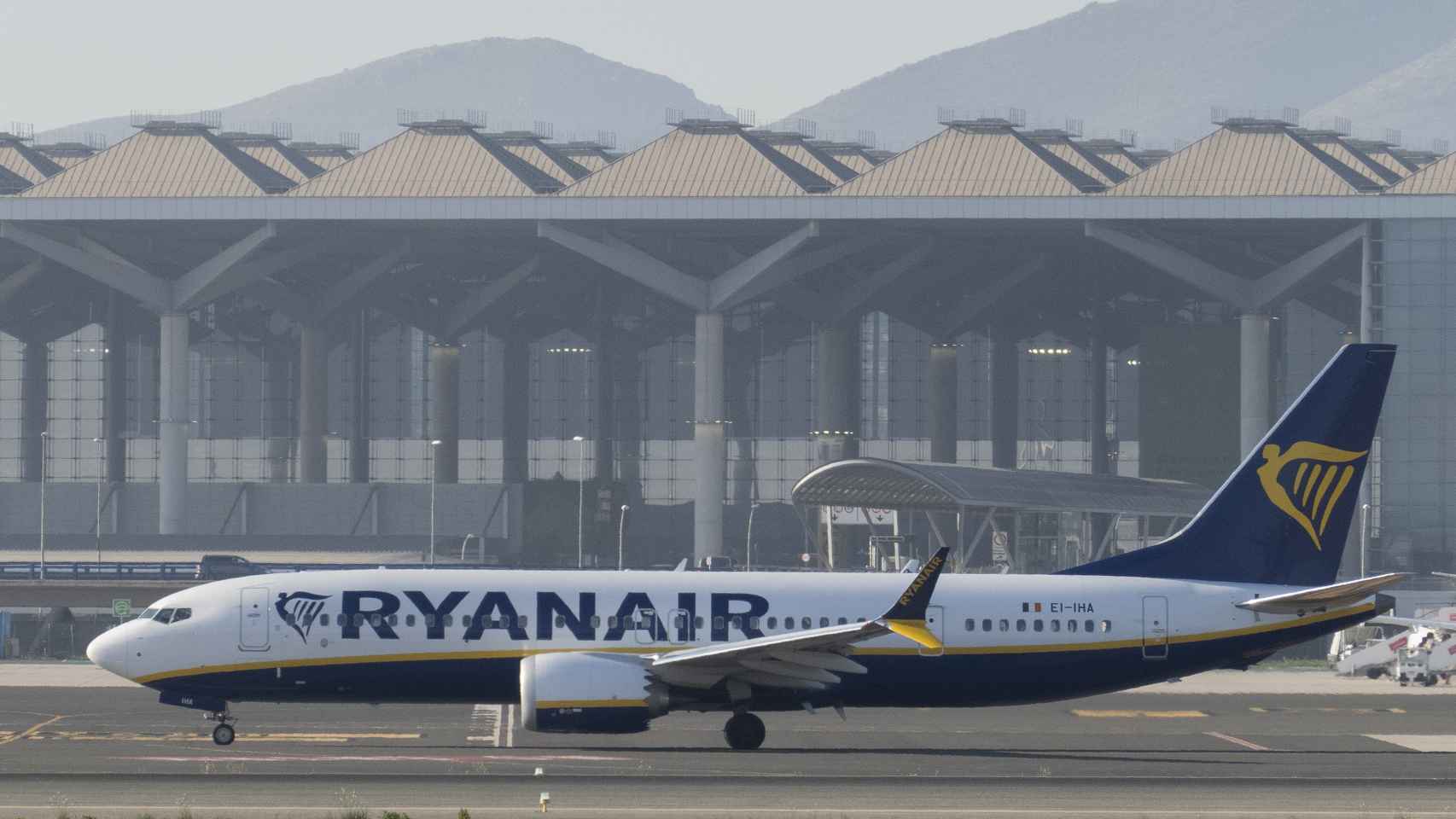 Imagen de archivo de un avión de la compañía Ryanair en el aeropuerto de Málaga.