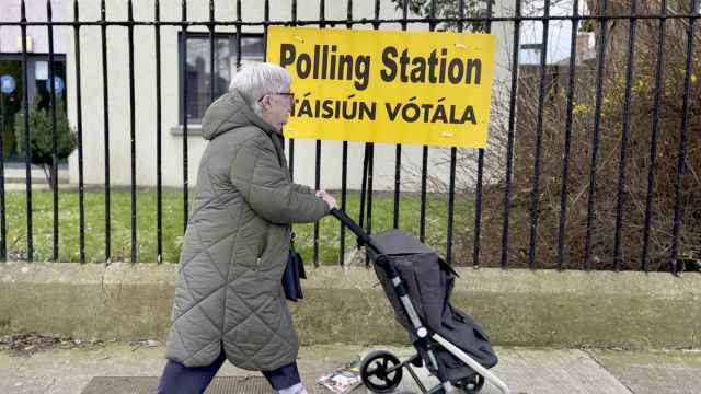 Una mujer acude a votar en un colegio electoral de Dublín este viernes.