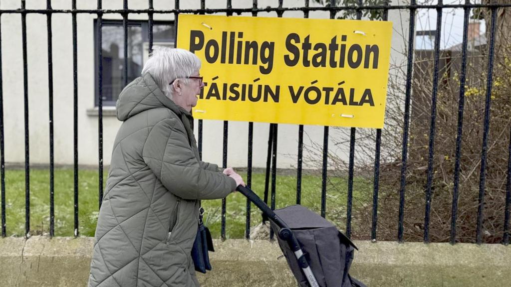 Una mujer acude a votar en un colegio electoral de Dublín este viernes.
