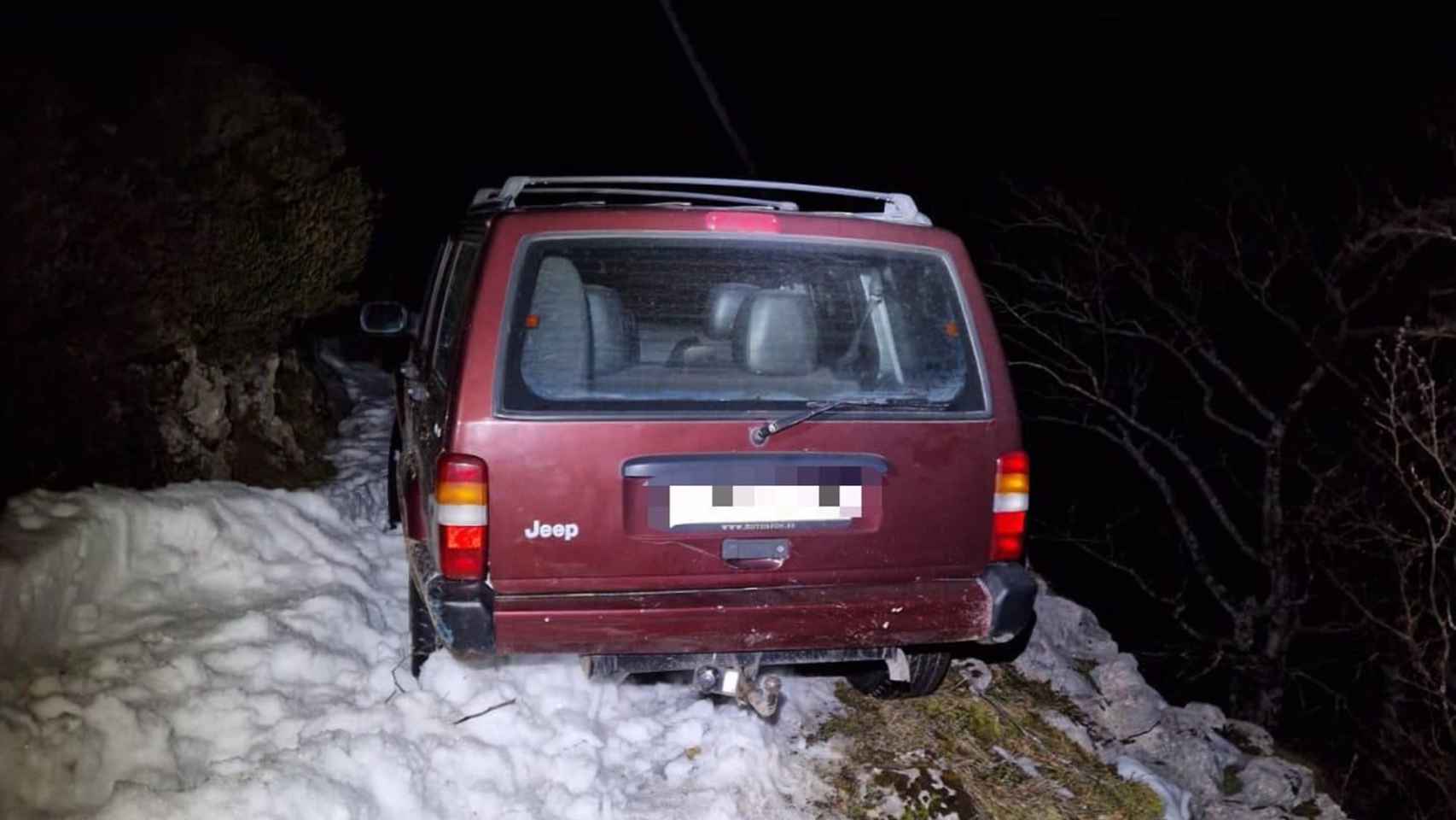 Rescatan a un matrimonio de Vigo atrapado por la nieve en una pista forestal de Cantabria