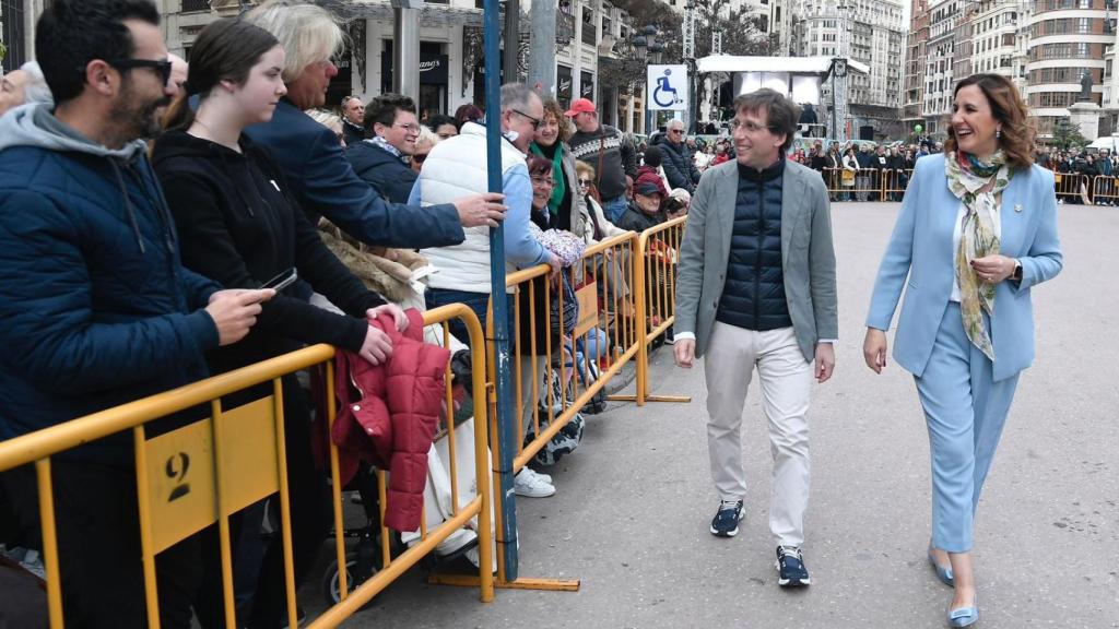 La alcaldesa de Valencia, María José Catalá, y el alcalde de Madrid, José Luis Martínez Almeida, en la Plaza del Ayuntamiento. EE