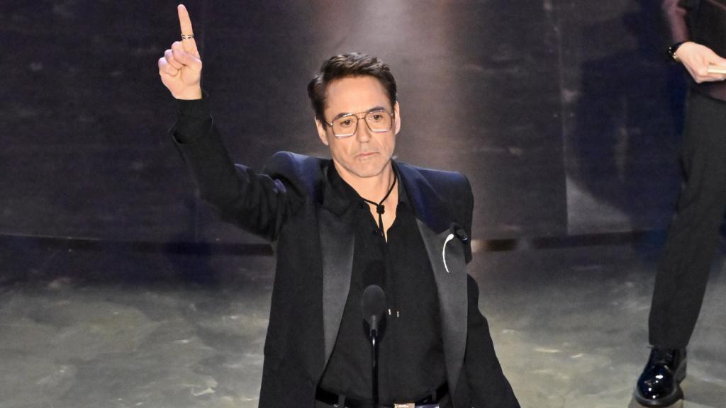 Robert Downey, recogiendo el premio.