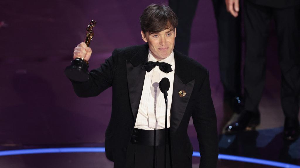 Cillian Murphy sostiene el Oscar a mejor actor. Foto: Reuters