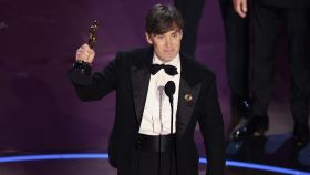Cillian Murphy sostiene el Oscar a mejor actor. Foto: Reuters