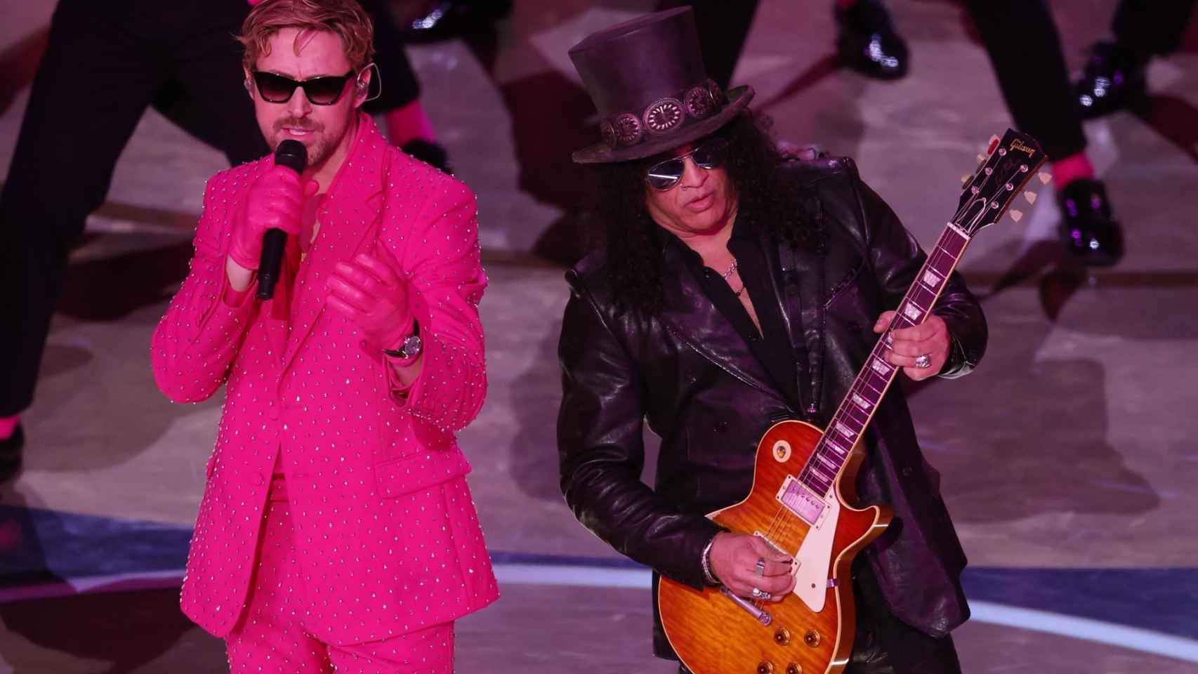 Ryan Gosling y Slash durante la actuación de los Oscar 2024.