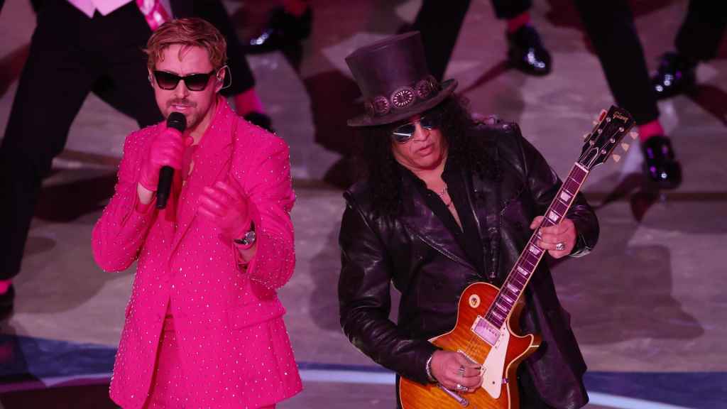 Ryan Gosling y Slash durante la actuación de los Oscar 2024.