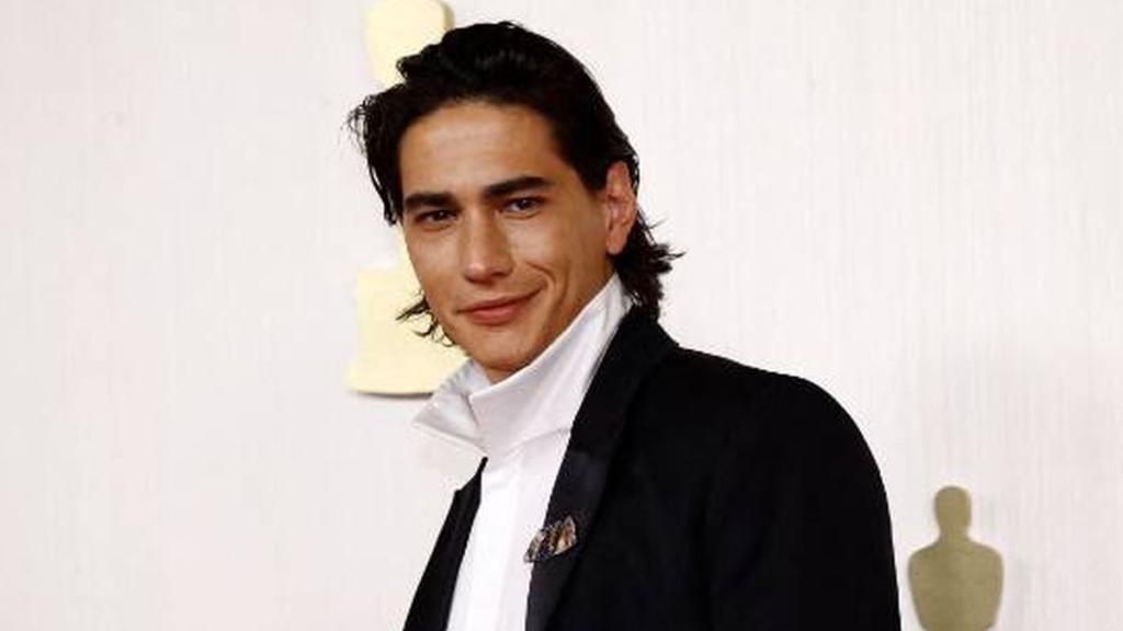 Enzo Vogrincic en la alfombra roja de los Premios Oscar 2024.
