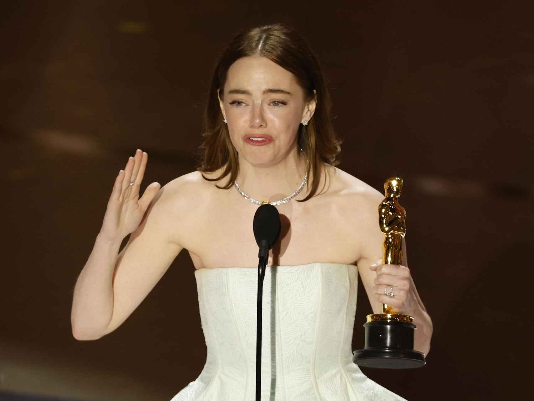Emma Stone se emociona durante su discurso en los Oscar 2024.