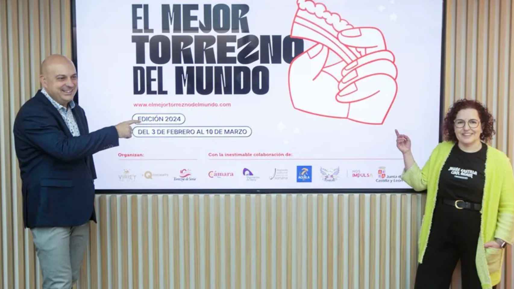 El director de la marca de garantía Torrezno de Soria, Juan José Delgado, y la gerente del Hotel Virrey Palafox, Beatriz Martínez, durante la presentación el pasado enero de la nueva edición del concurso 'El Mejor Torrezno del Mundo'.
