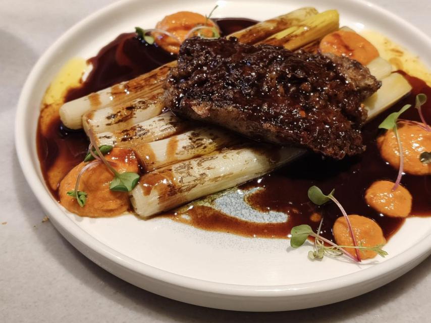 Los calçots confitados a baja temperatura de Barra Alta.