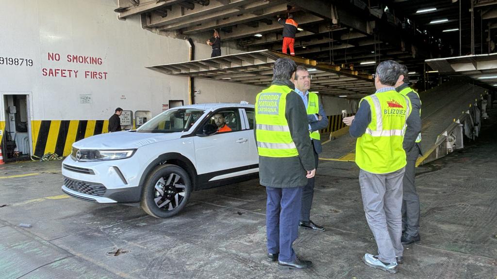Un vehículo saliendo del buque de transporte en el Puerto de Cartagena.