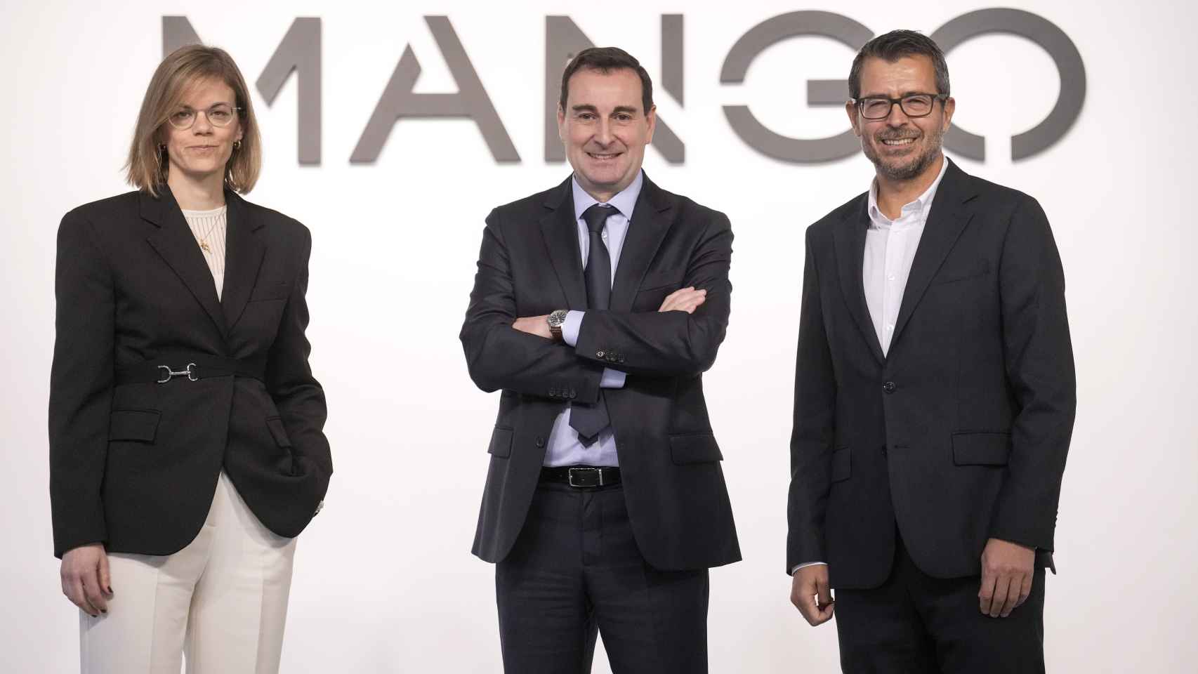 El consejero delegado de Mango, Toni Ruiz (c), la directora financiera, Margarita Salvans (i), y el director global de retail, César de Vicente (d)