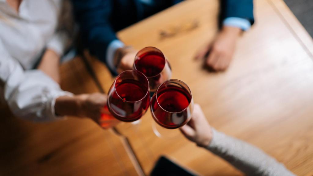 Personas brindando con vino