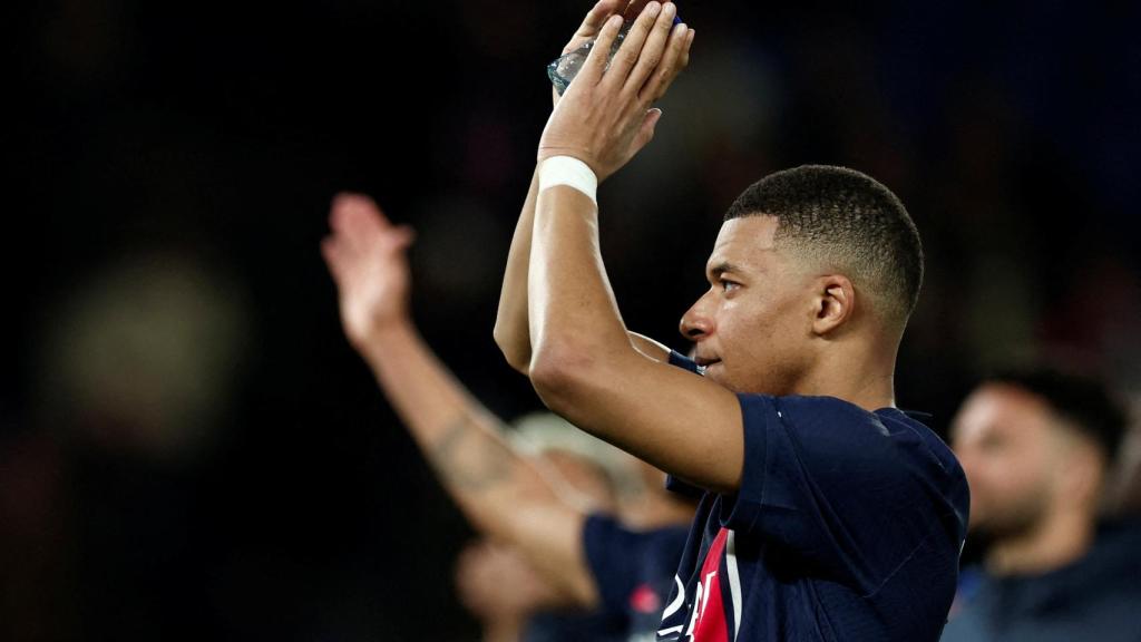 Kylian Mbappé hace un gesto de despedida con la camiseta del PSG.