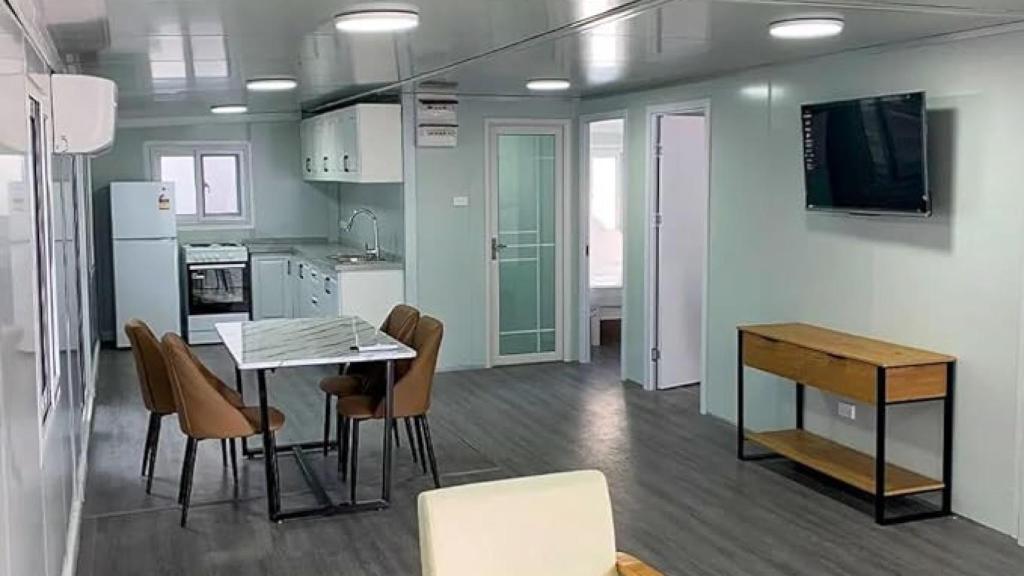 Salón y cocina del modelo Nayab de Amazon.