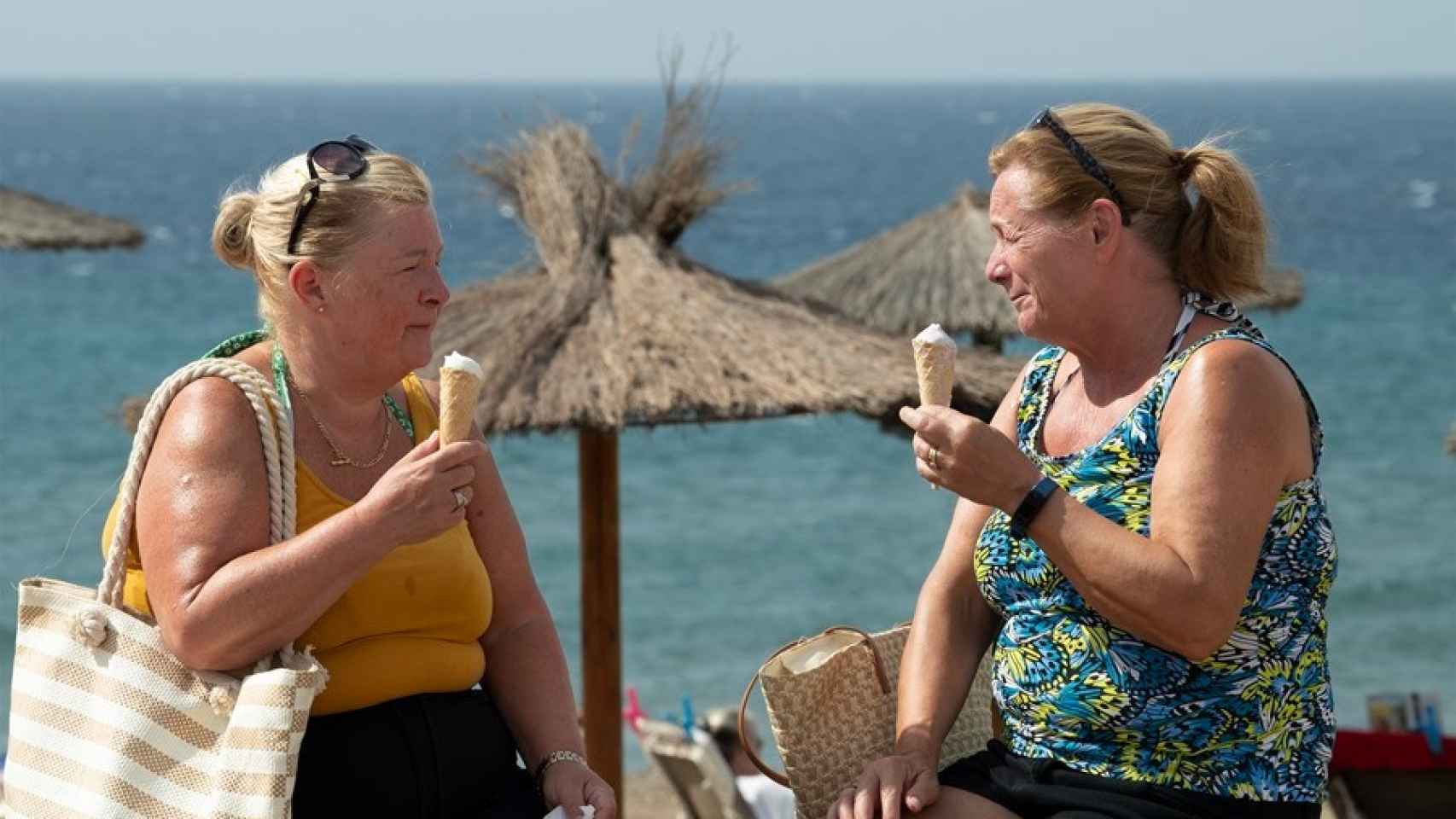 Dos turistas extranjeras en Lanzarote.