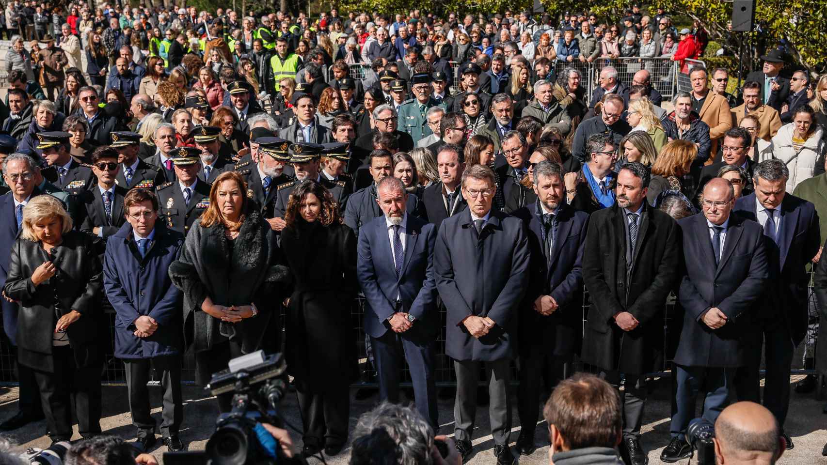 Autoridades junto a las víctimas en el acto conmemorativo del Día Europeo de las Víctimas del Terrorismo desarrollado en el Bosque del Recuerdo.