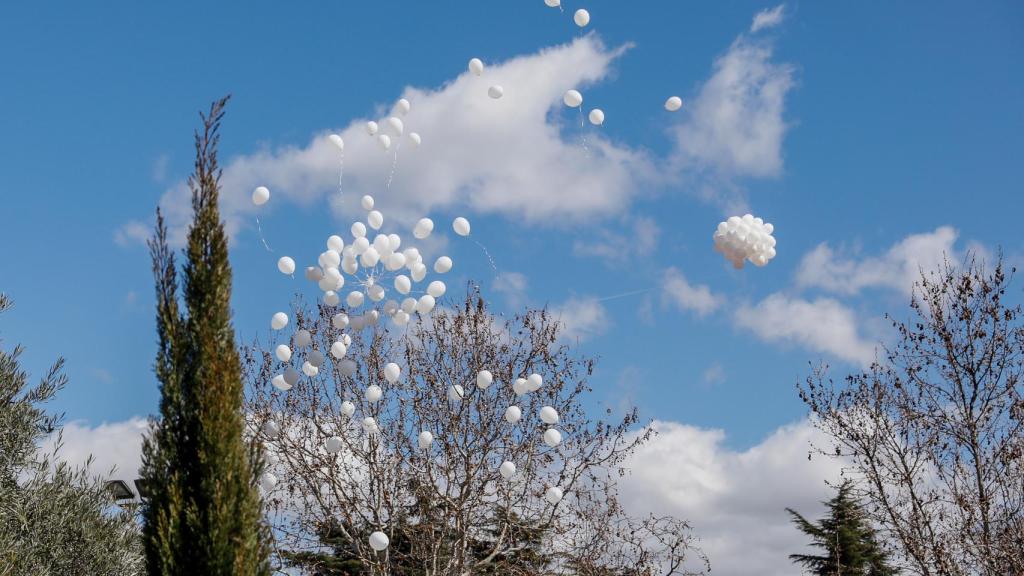 Globos blancos al aire en recuerdo a las víctimas.