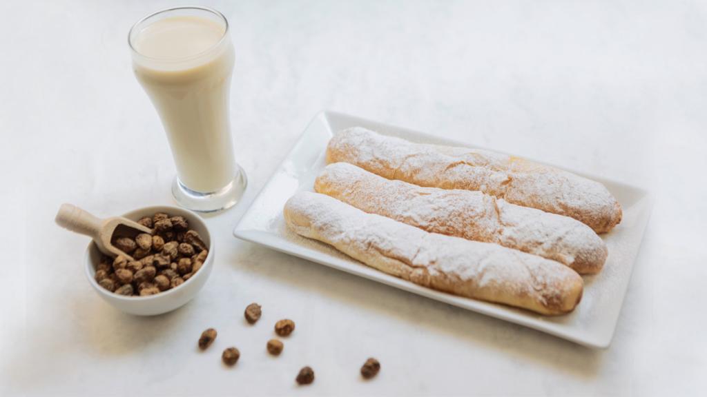 Horchata y fartons de la horchatería con más de dos siglos de tradición en Valencia. EE