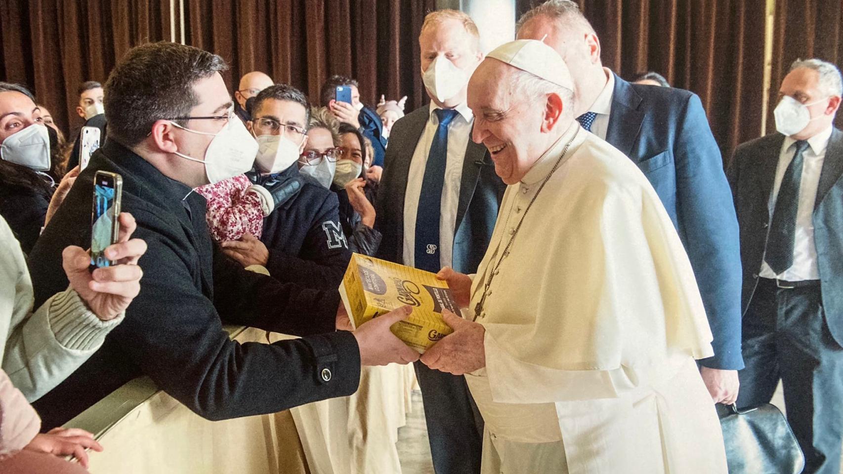 El Papa Francisco recibe las 'zapatillas' de El Garnacho (Portillo)