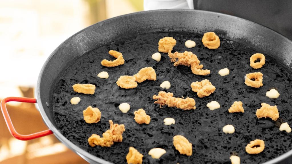 El arroz negro con calamarcito a la andaluza y «all i oli» de Embarcadero.