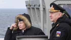 Putin y el comandante en jefe de la Armada rusa, Nikolai Yevmenov, en ejercicios conjuntos de las flotas del Norte y del Mar Negro, en 2020.