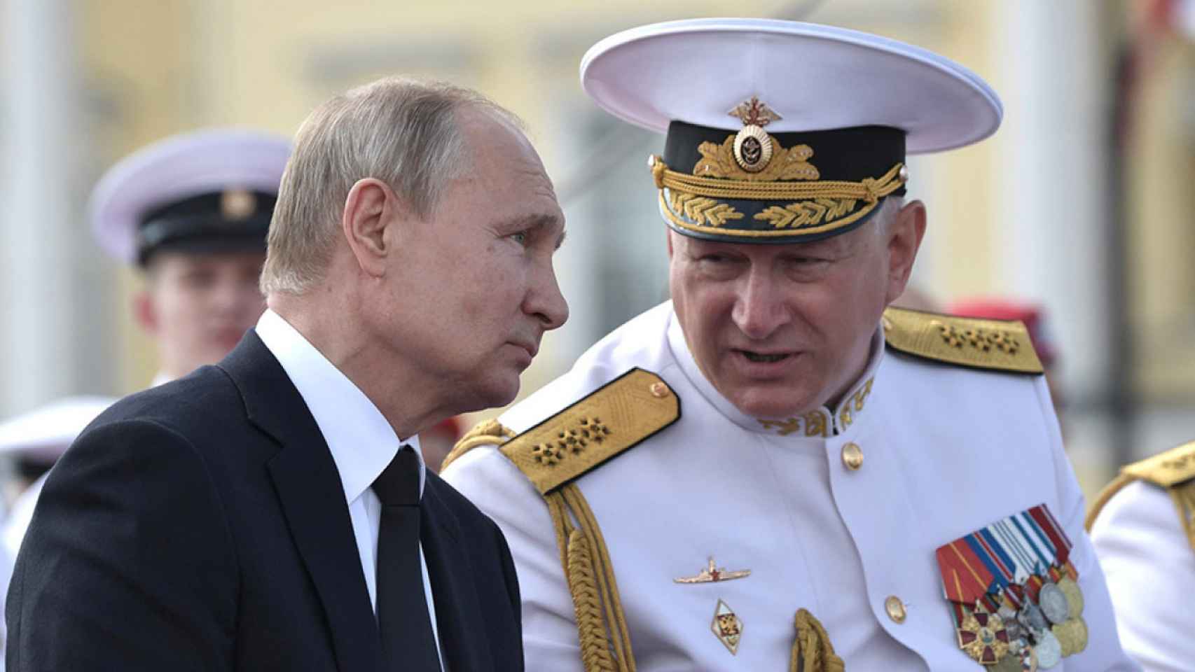 Vladímir Putin y el comandante en jefe de la Armada rusa, Nikolai Yevmenov, asisten al desfile del Día de la Armada en San Petersburgo.