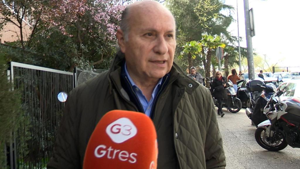 José Carlos Bernal, en una fotografía tomada este lunes, día 11, a la salida del centro médico.