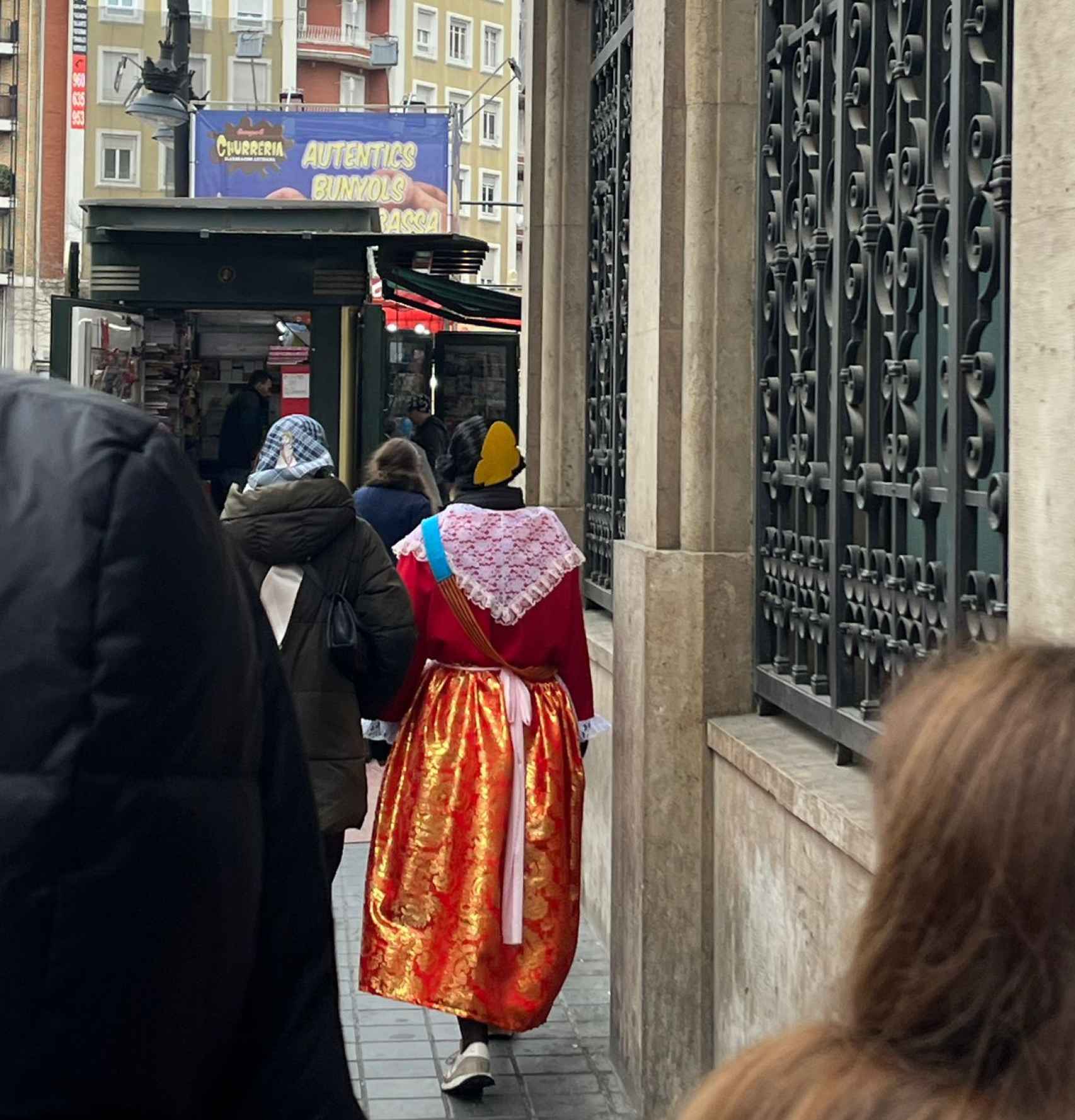 Persona paseando con el disfraz de Fallera Mayor en Valencia. Raquel Granell