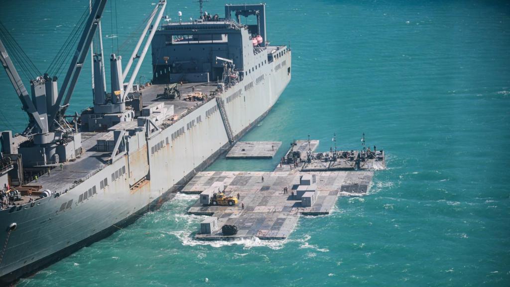 Embarcación de Estados Unidos construyendo un puerto temporal en unas maniobras