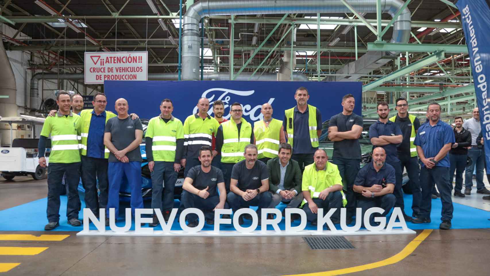 Carlos Mazón, con trabajadores de Ford. EE