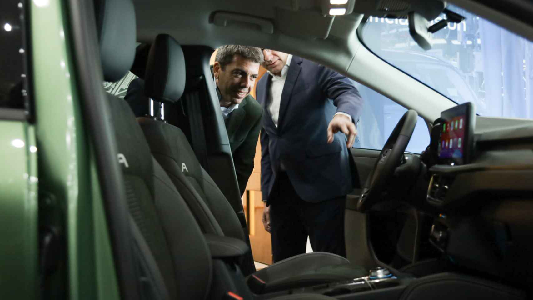 Mazón observa el interior del nuevo Ford Kuga. EE