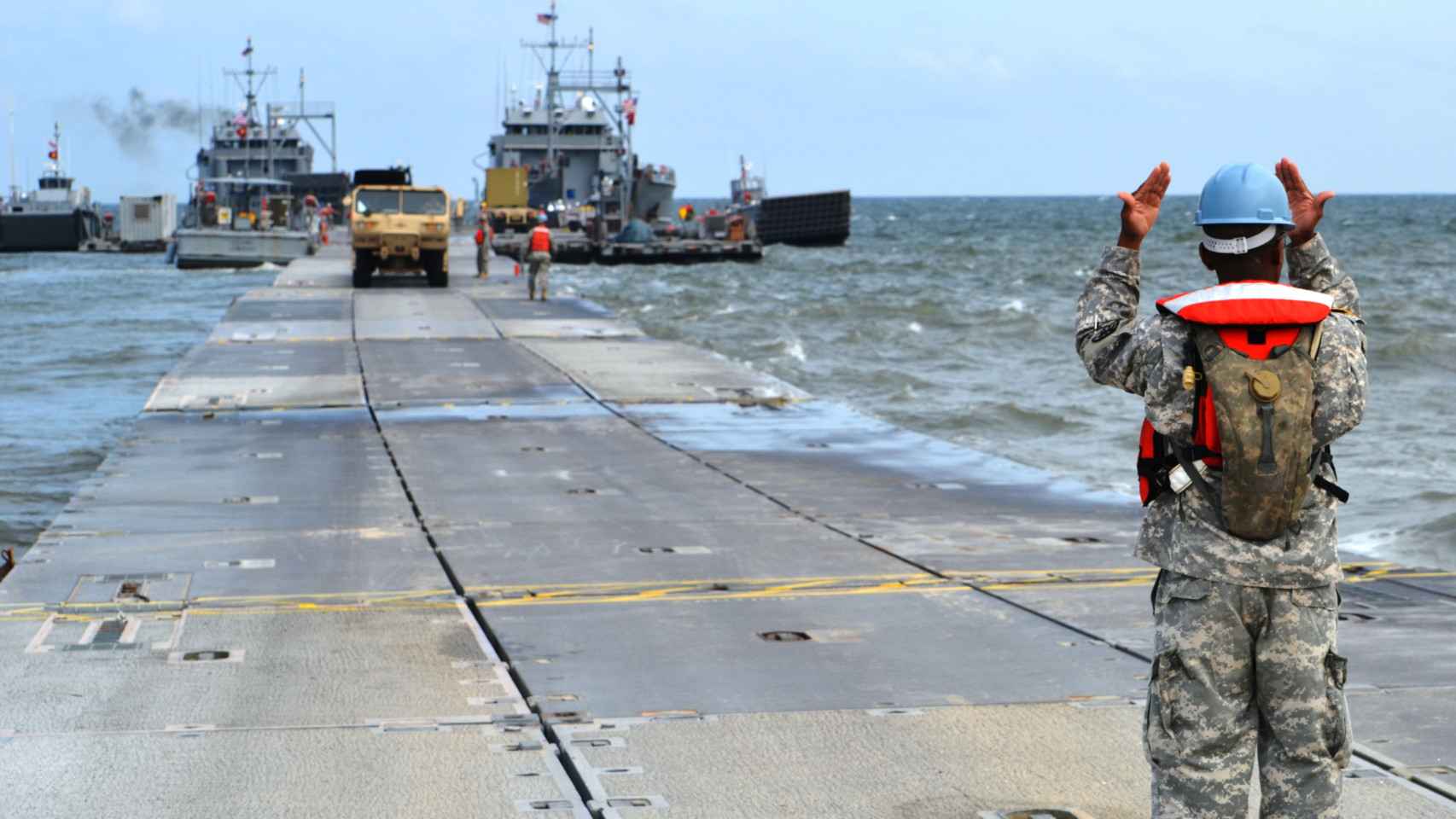 Soldados de EEUU desplegando una pasarela flotante en unas maniobras
