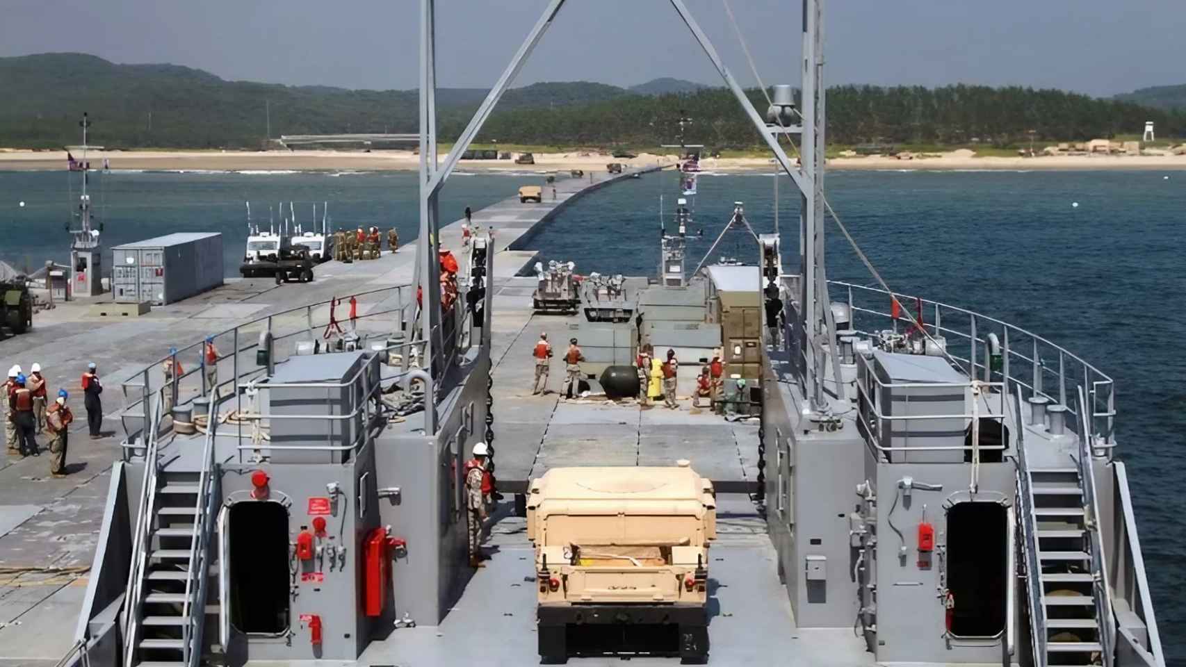 Puerto y muelle construido por soldados de EEUU en maniobras