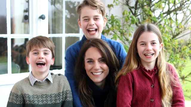 La polémica foto de Kate Middleton y sus hijos retocada por la propia princesa de Gales.