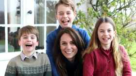 Kate Middleton y sus tres hijos, en una imagen difundida por los príncipes de Gales.