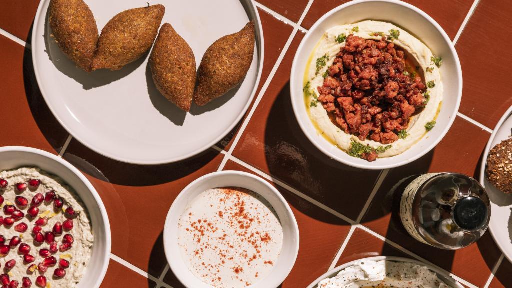 Kibbe, hummus con chorizo, mutabal y labne (de izquierda a derecha y en sentido descendente).