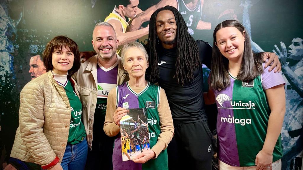 Toda la familia posa junto a Perry.