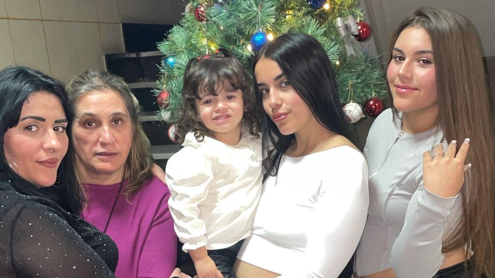 Celia Blanco (de morado) con su hija Patricia, su nieta Arancha, su bisnieta Isabela y su otra nieta Paula