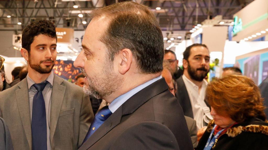 Rubén de Aldama con corbata, José Luis Ábalos y Víctor de Aldama en FITUR minutos antes de la reunión con Javier Hidalgo