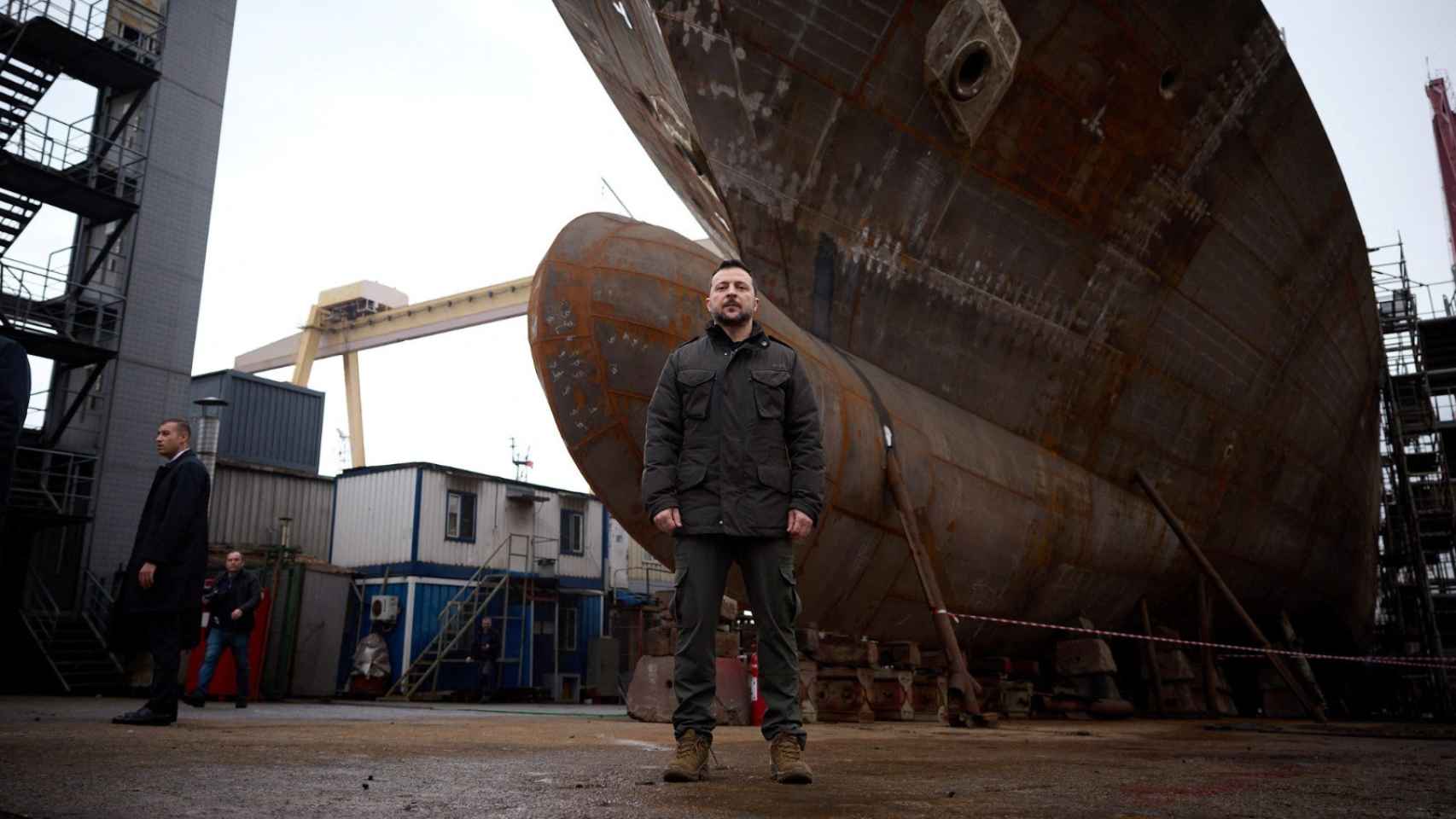 Volodímir Zelenski posa junto a una corbeta Ivan Vyhovsky que se está construyendo en un astillero de Turquía para Ucrania.