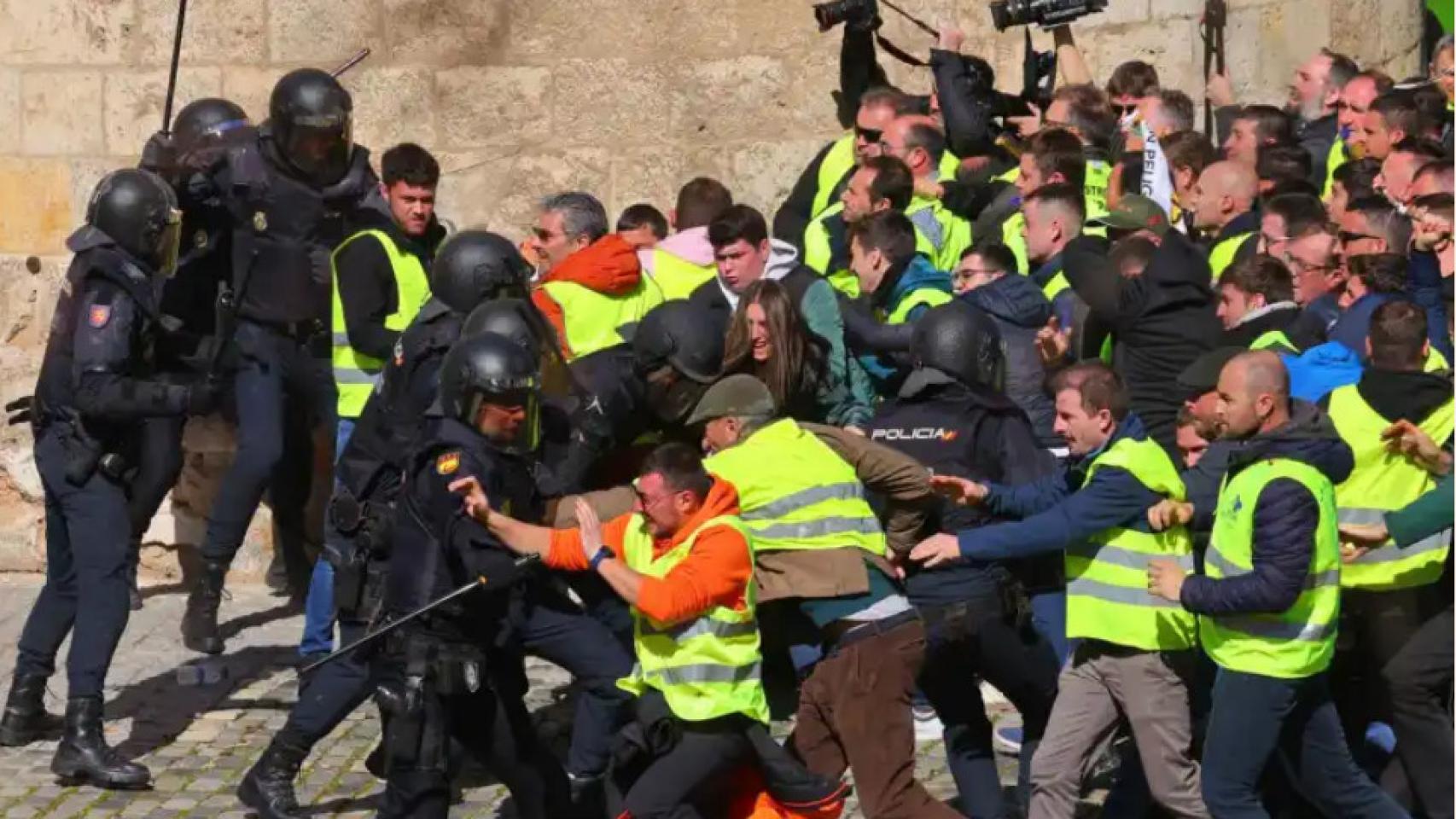 Unos agentes de la Policía Nacional durante una protesta agraria en Aragón.