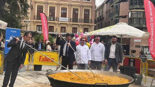 Paella gigante de las Hogueras de San Juan en Murcia.