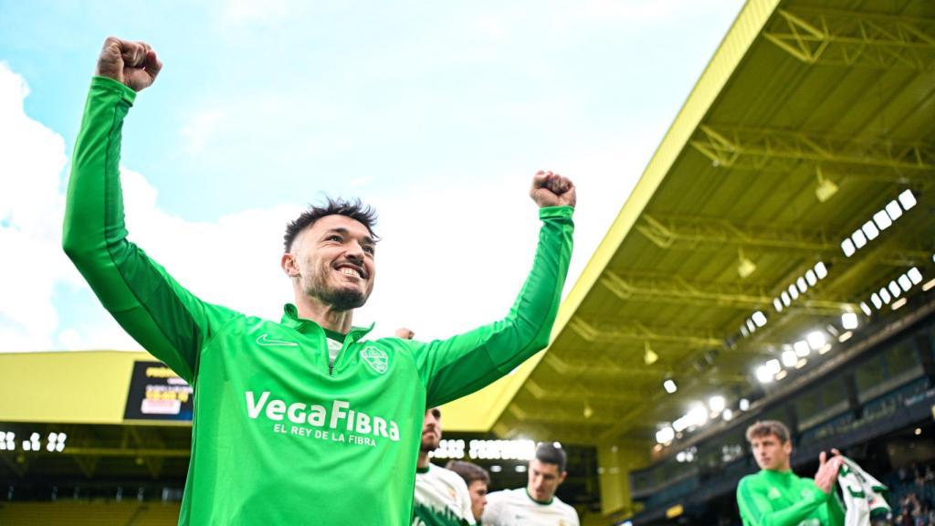 Los jugadores de El Elche celebran la victoria en La Cerámica.